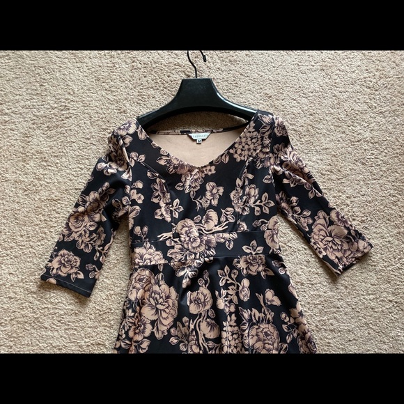 COPY - COPY - Susongeth floral dress - Picture 2 of 7